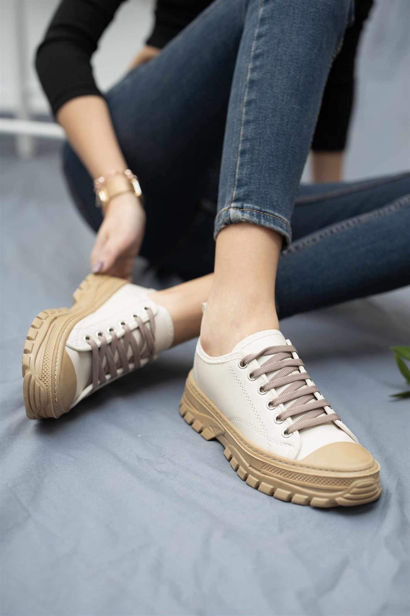 Cream sneakers lace-up front