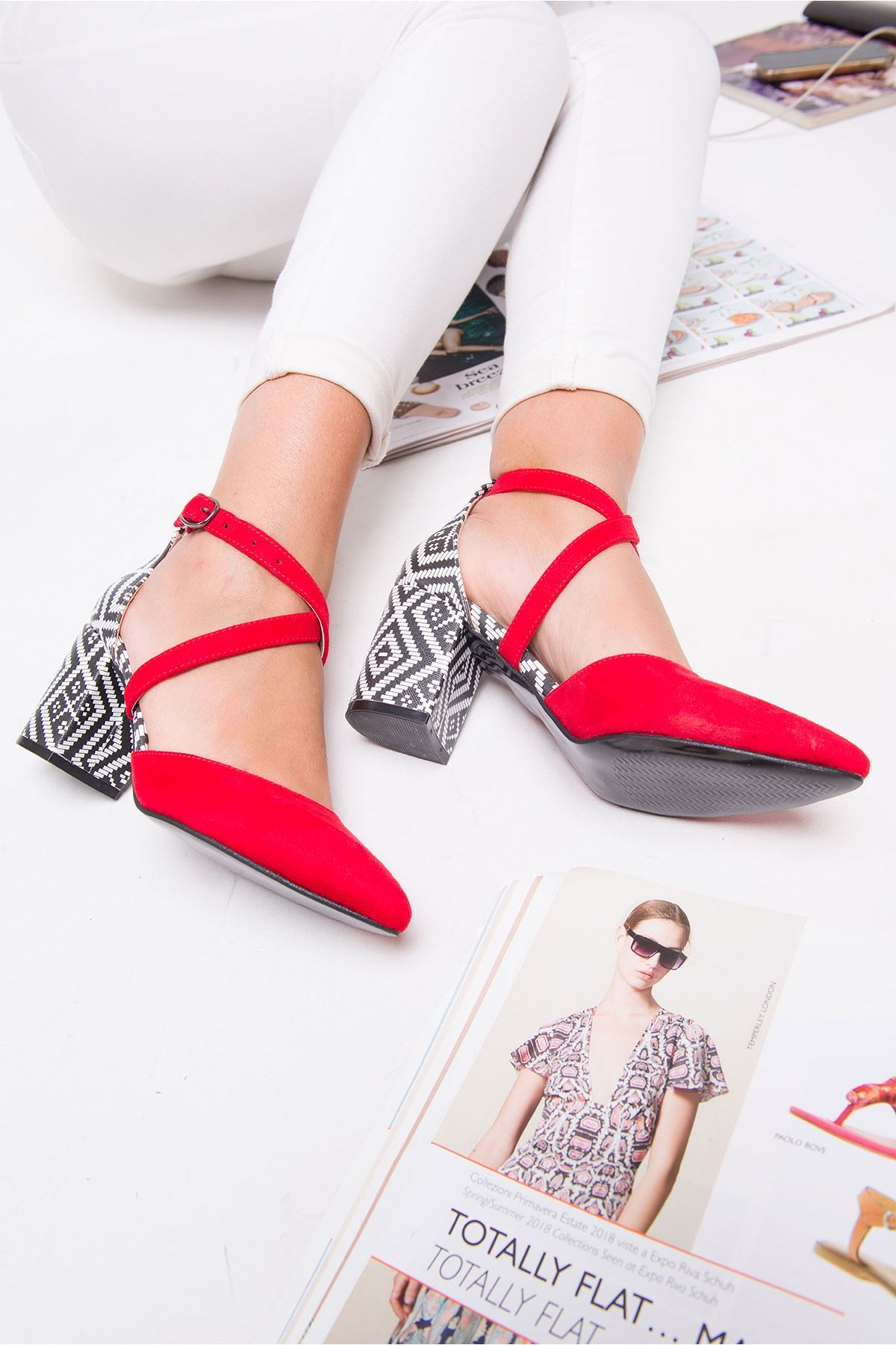 Caresse bebek Red suede embellished heels