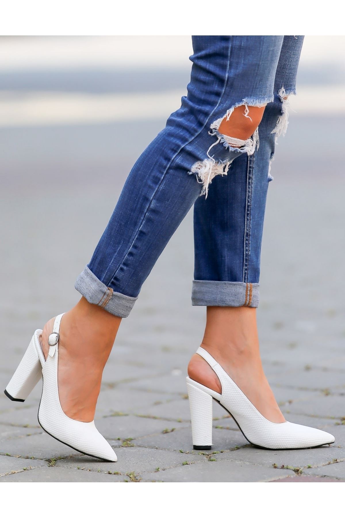 Diana shoes in white glossy leather and heels