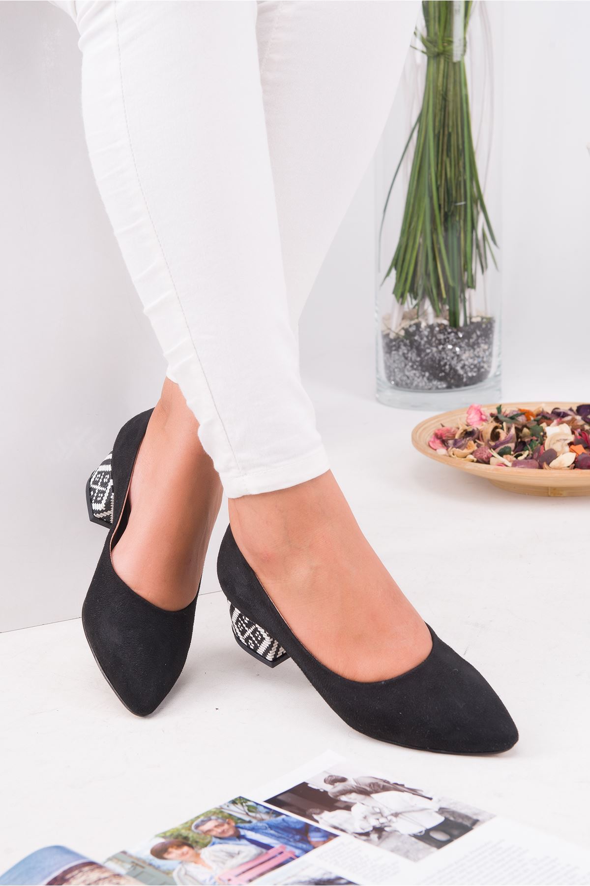 shoes Stela black with detailed heel
