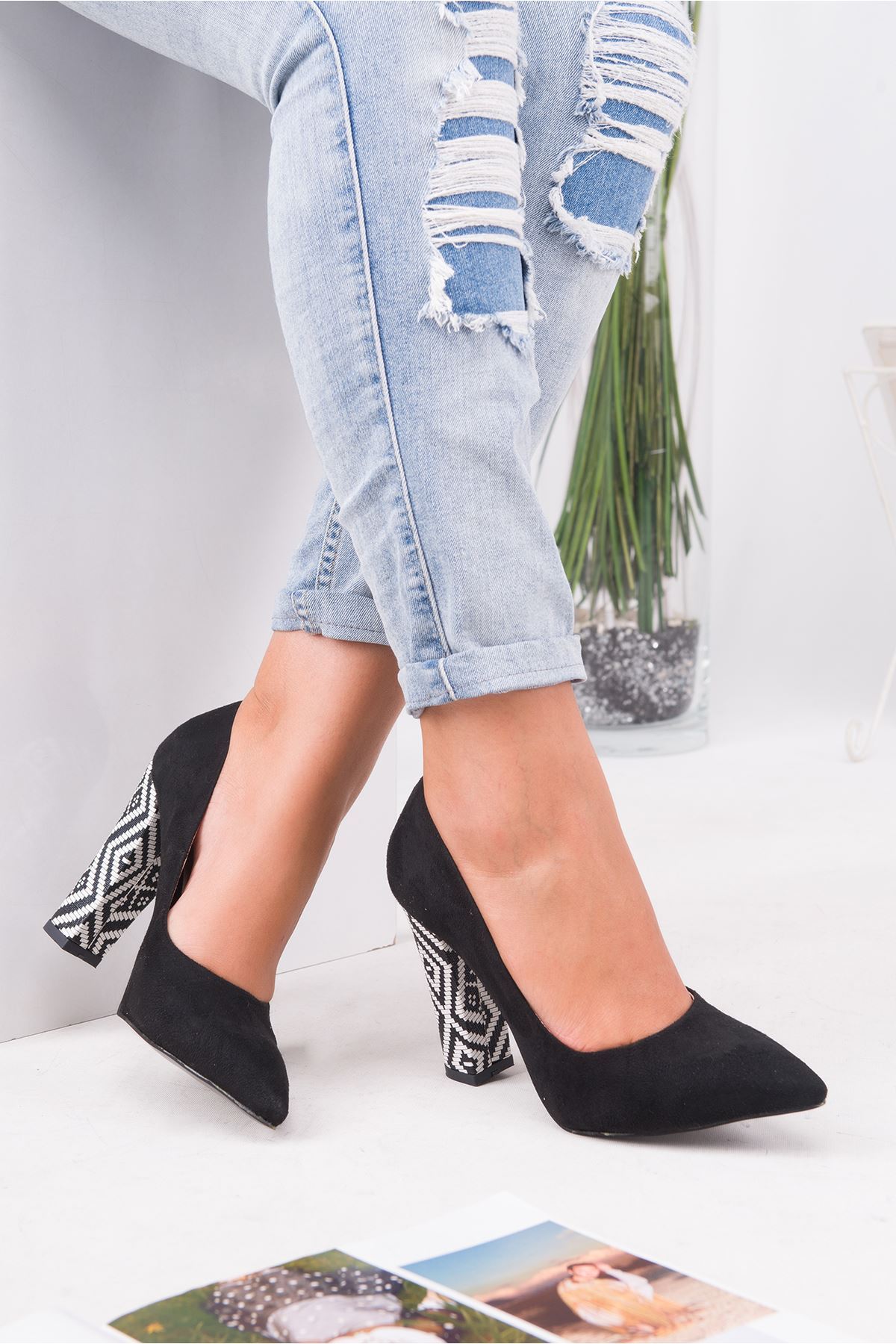 shoes Tomris black with patterned suede heels