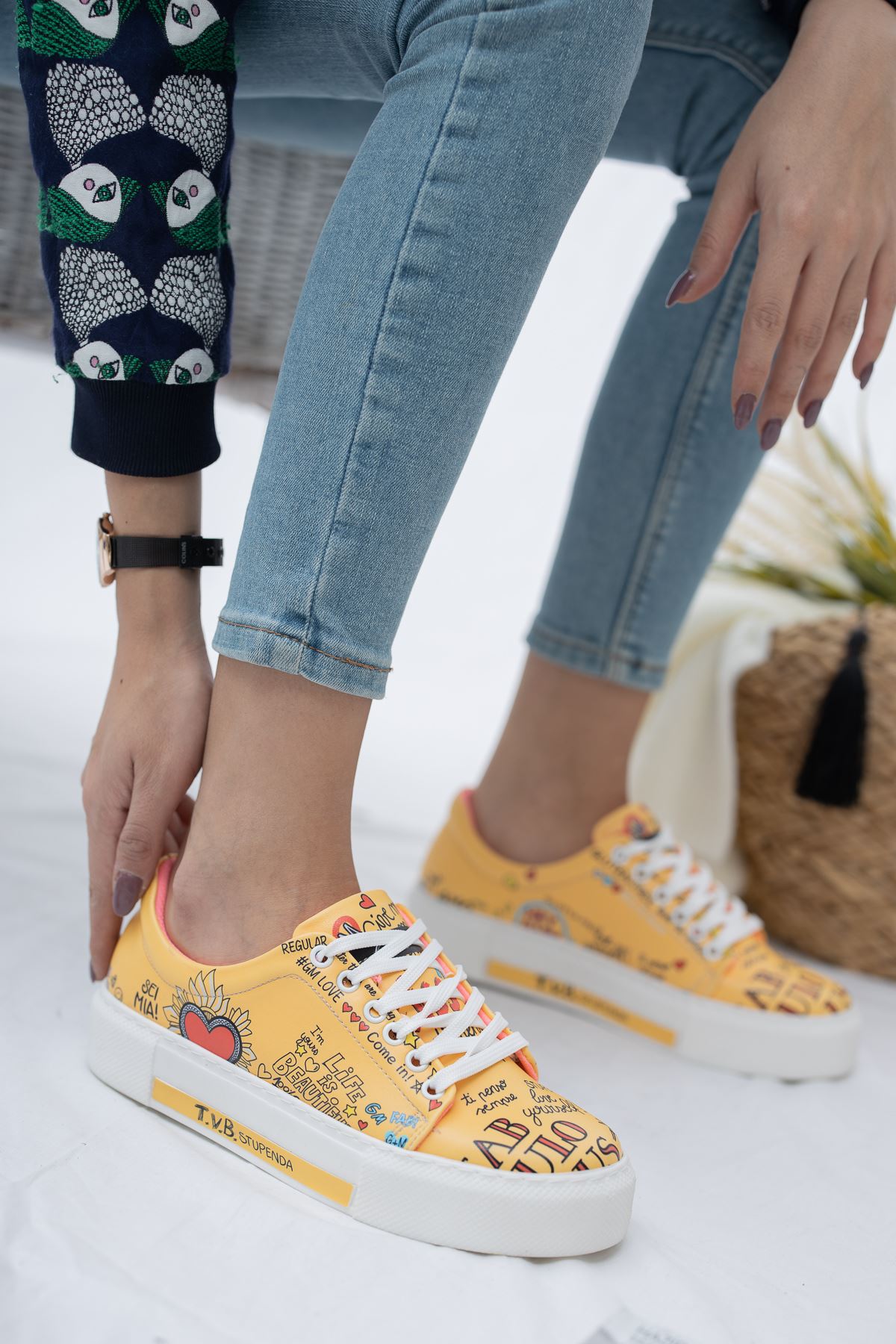sports shoes Infer Yellow